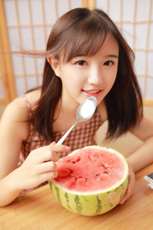 稚嫩的小美女
